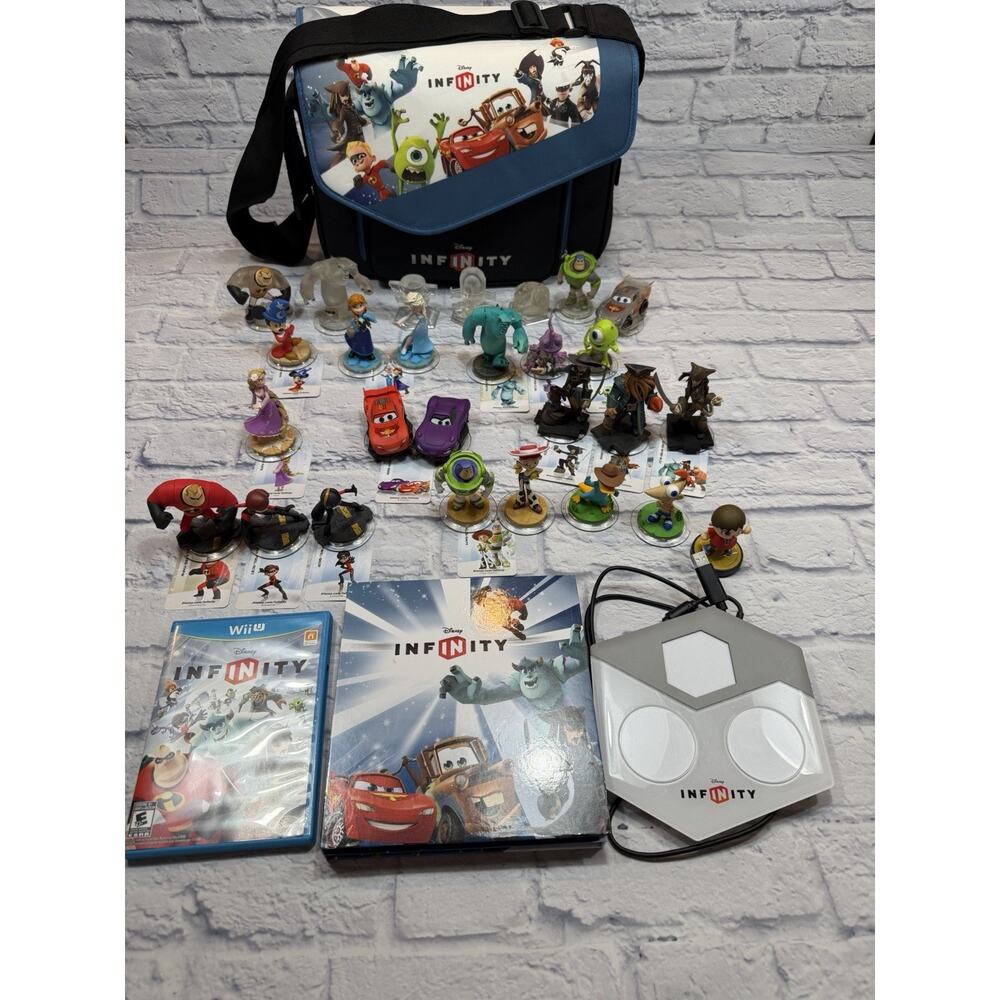 Large Disney Infinity Wii U Lot Figures Base Carry Case Power Discs
